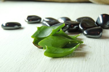 spa taşları ve mumlar