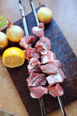 bir şiş üzerinde et