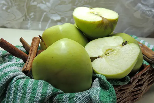 Green apples with cinnamon — Stock Photo, Image