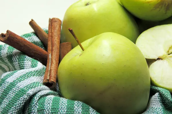 Green apples with cinnamon — Stock Photo, Image