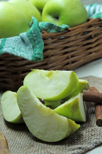Gröna äpplen med kanel — Stockfoto