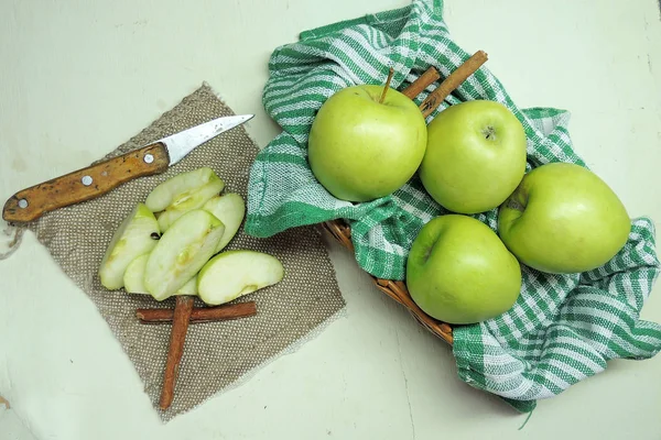 Зеленые яблоки с корицей — стоковое фото