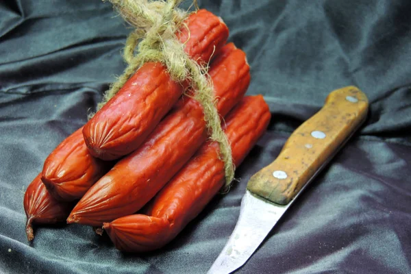 Salchicha y cuchillo —  Fotos de Stock