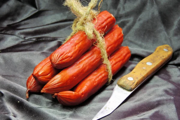 Salchicha y cuchillo — Foto de Stock