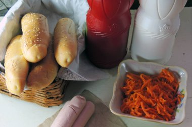 Soslu sosisli sandviç