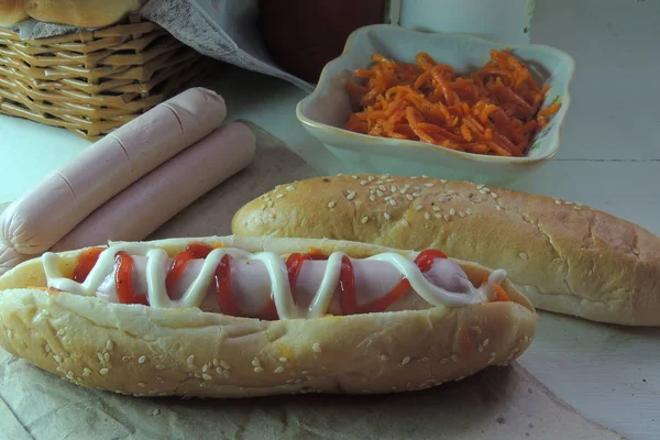 Hot dog with sauce — Stock Photo, Image