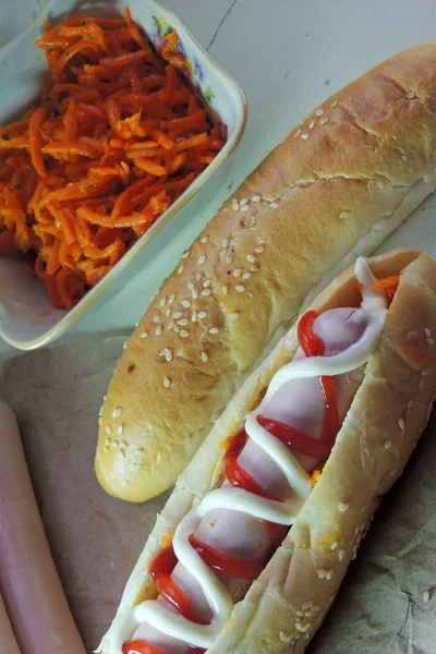 Hot dog z sosem — Zdjęcie stockowe