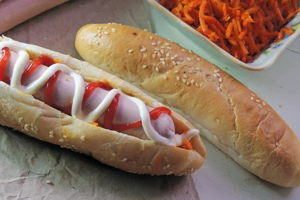 Hot dog with sauce — Stock Photo, Image