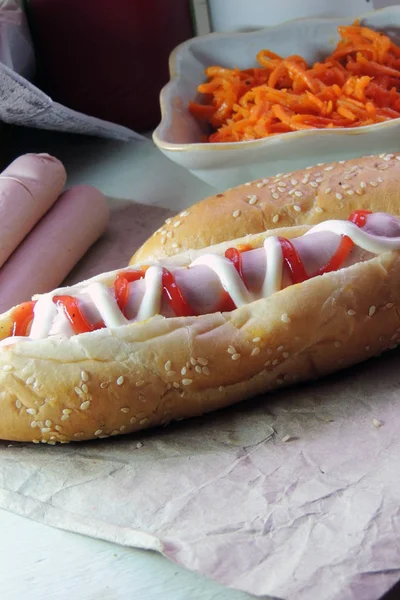 Hot dog with sauce — Stock Photo, Image