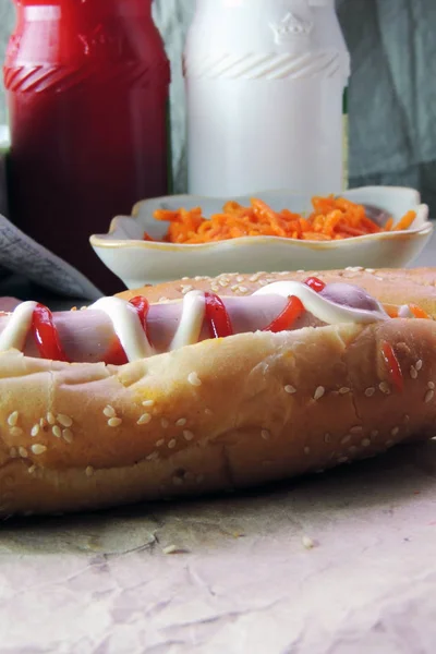 Hot Dog con salsa — Foto Stock