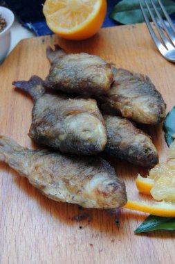 Tabakta kızarmış balık.