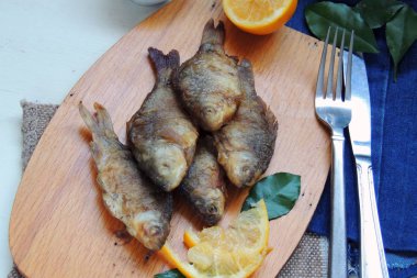 Tabakta kızarmış balık.