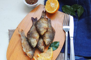 Tabakta kızarmış balık.