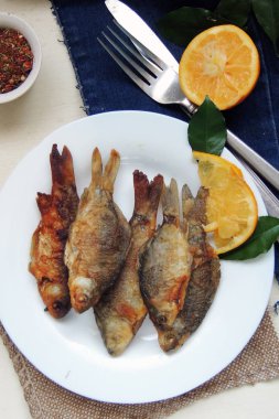 Tabakta kızarmış balık.