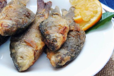 Tabakta kızarmış balık.