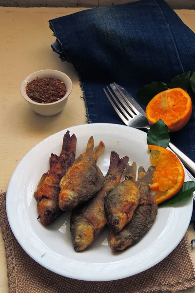 Peixe frito em uma chapa — Fotografia de Stock