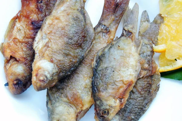 Peixe frito em uma chapa — Fotografia de Stock