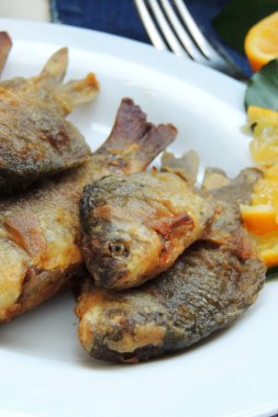 Tabakta kızarmış balık.