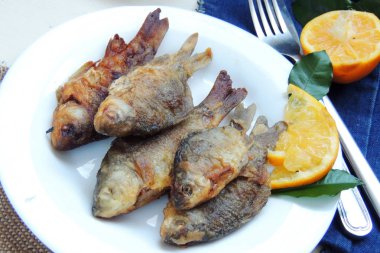 Tabakta kızarmış balık.