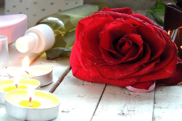 Pétalos de rosas y velas — Foto de Stock
