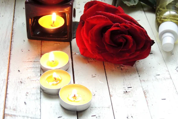 ⬇ Скачать картинки Свечи и розы, стоковые фото Свечи и розы в хорошем ...