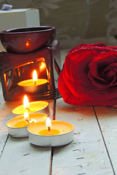 Kronblad av rosor och ljus — Stockfoto