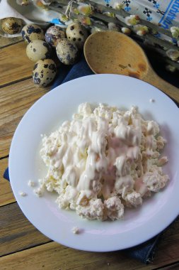 süzme peynir ile ekşi krema