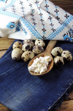 Bıldırcın yumurta ve peynir