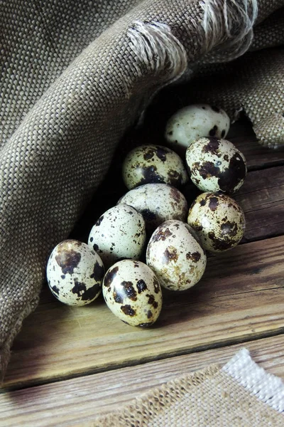 Oeufs de caille blé sur table en bois — Photo