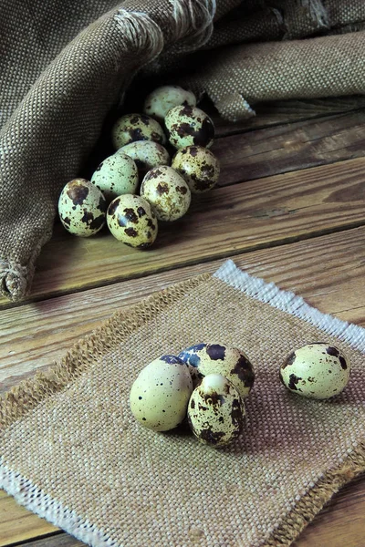 Huevos de codorniz trigo sobre mesa de madera — Foto de Stock