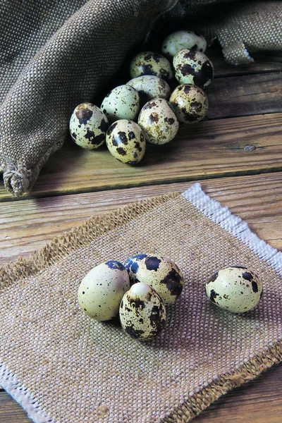 Huevos de codorniz sobre mesa de madera — Foto de Stock
