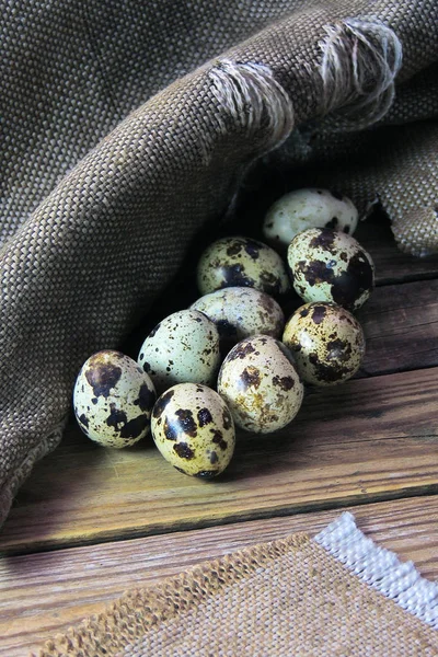 Křepelčí vejce na dřevěném stole — Stock fotografie