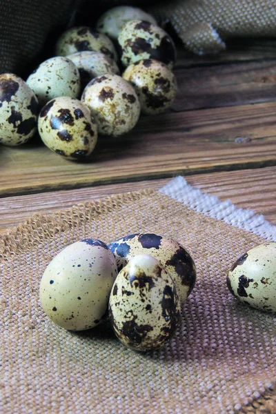 Huevos de codorniz sobre mesa de madera — Foto de Stock