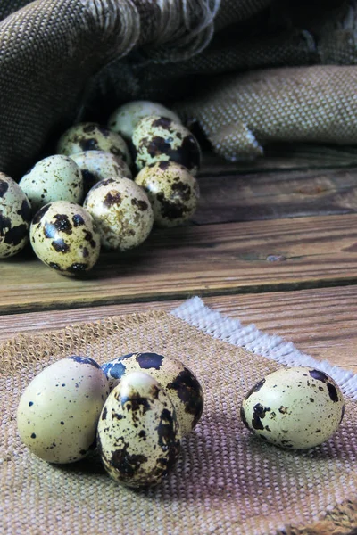 Ovos de codorna na mesa de madeira — Fotografia de Stock