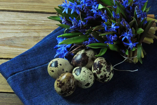 Яйцо перепела и весенние цветы — стоковое фото
