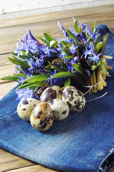 Bıldırcın yumurta ve bahar çiçekleri