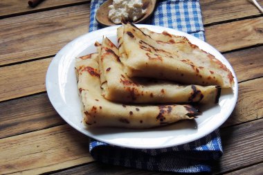 süzme peynir ve bal ile Pancakes
