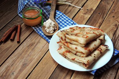 süzme peynir ve bal ile Pancakes