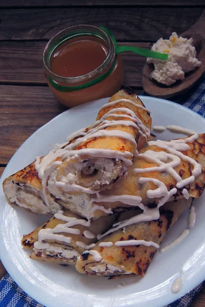 Pancake dengan keju cottage dan madu — Stok Foto