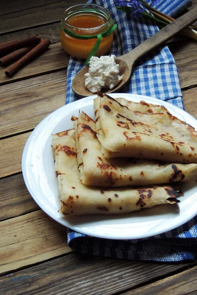 Panquecas com queijo cottage e mel — Fotografia de Stock