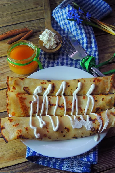 干酪和蜂蜜的薄煎饼 — 图库照片