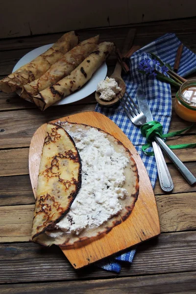 Pannenkoeken met kwark en honing — Stockfoto