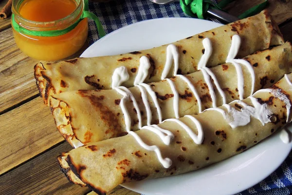 Süzme peynir ve bal ile Pancakes — Stok fotoğraf