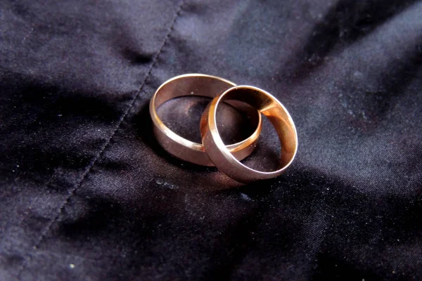 Pareja anillos de boda — Foto de Stock