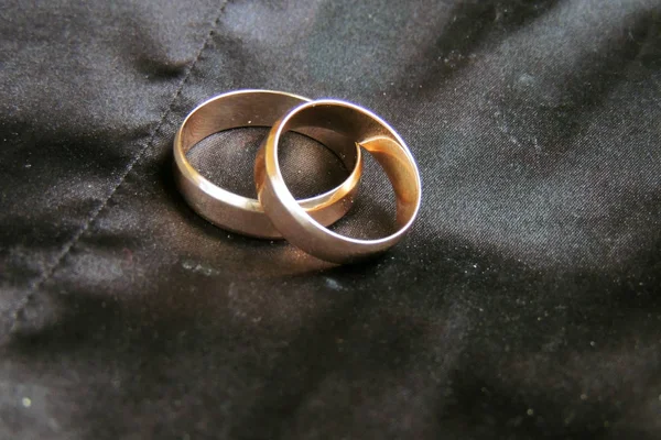 Casal anéis de casamento — Fotografia de Stock