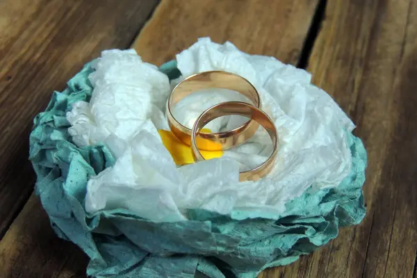 Pareja anillos de boda — Foto de Stock