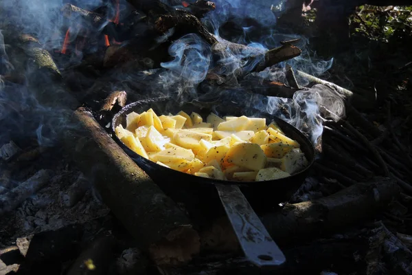 Batatas assadas no fogo — Fotografia de Stock