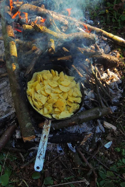 Potatis rostad på elden — Stockfoto