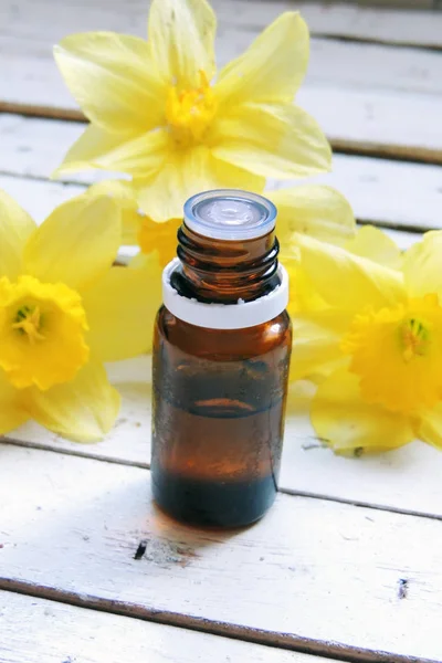 Ефірна олія та весняні квіти — стокове фото