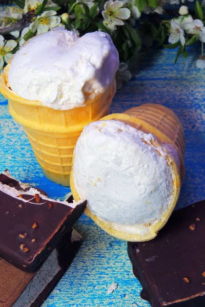 Kornouty na zmrzlinu a čokoládové briket — Stock fotografie